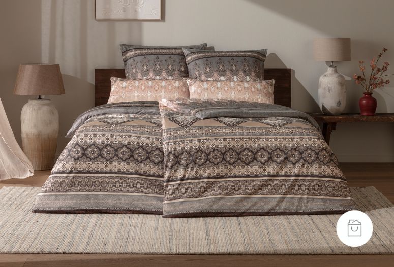 Bettwäsche Martina mit ornamentalem Muster in Braun und Beige auf Bett im Schlafzimmer