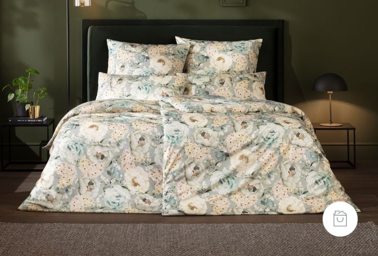 Bettwäsche Sissy mit Rosenblüten in Weiß und Hellblau auf beigem Grund auf Bett im Schlafzimmer