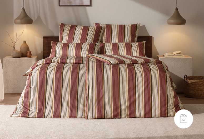 Bettwäsche Frank mit Streifenmuster in Rot und Beige auf Bett im Schlafzimmer