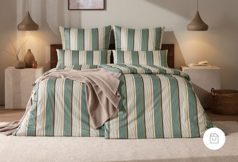 Bettwäsche Frank mit Streifenmuster in Grün und Beige auf Bett im Schlafzimmer