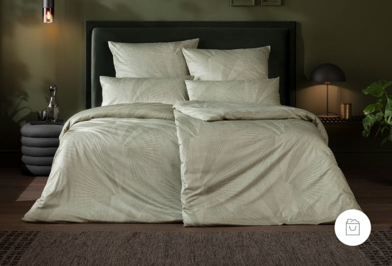 Bettwäsche Nils mit Linienmuster in Beige auf Bett im Schlafzimmer