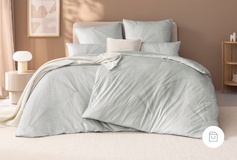 Bettwäsche Nils mit Linienmuster in silberblau auf Bett im Schlafzimmer