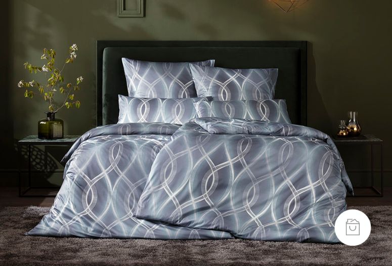 Bettwäsche Kuno mit geometrischem Muster in Hellblau und Weiß auf Bett im Schlafzimmer