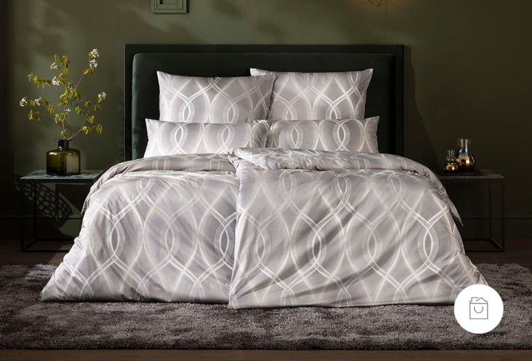 Bettwäsche Kuno mit geometrischem Muster in Grau und Weiß auf Bett im Schlafzimmer