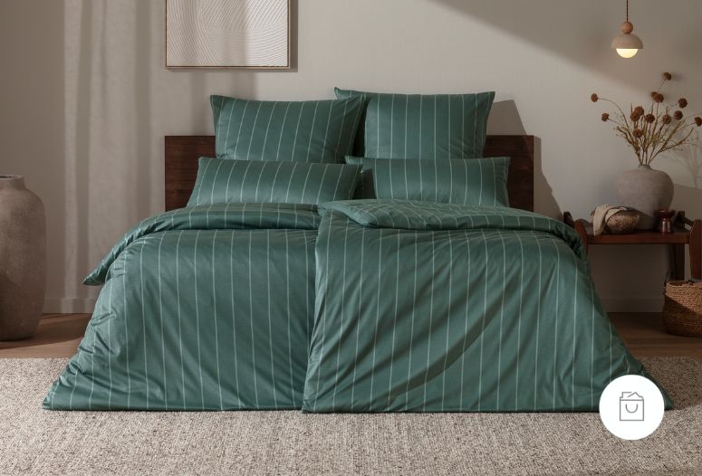 Bettwäsche Milo mit Streifenmuster in edlen dunklem Grün und Weiß auf Bett im Schlafzimmer