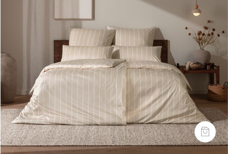 Bettwäsche Milo mit Streifenmuster in Beige und Weiß auf Bett im Schlafzimmer