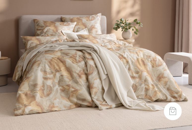 Bettwäsche Parzifal mit floralem Muster in Beige und hellem Gelb-Braun auf Bett im Schlafzimmer