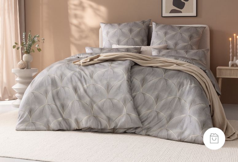 Bettwäsche Otto mit geometrischem Muster in Platin-Grau auf Bett im Schlafzimmer