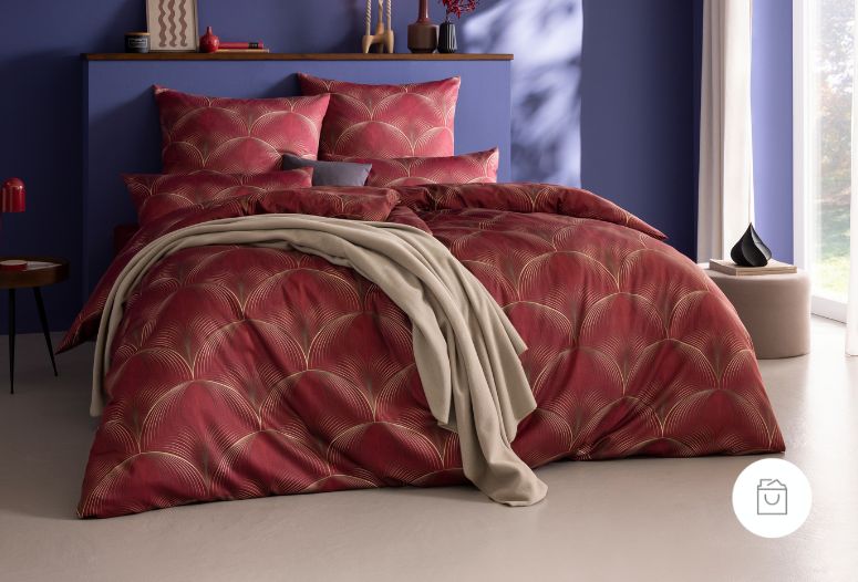 Bettwäsche Otto mit geometrischem Muster in Rot auf Bett im Schlafzimmer