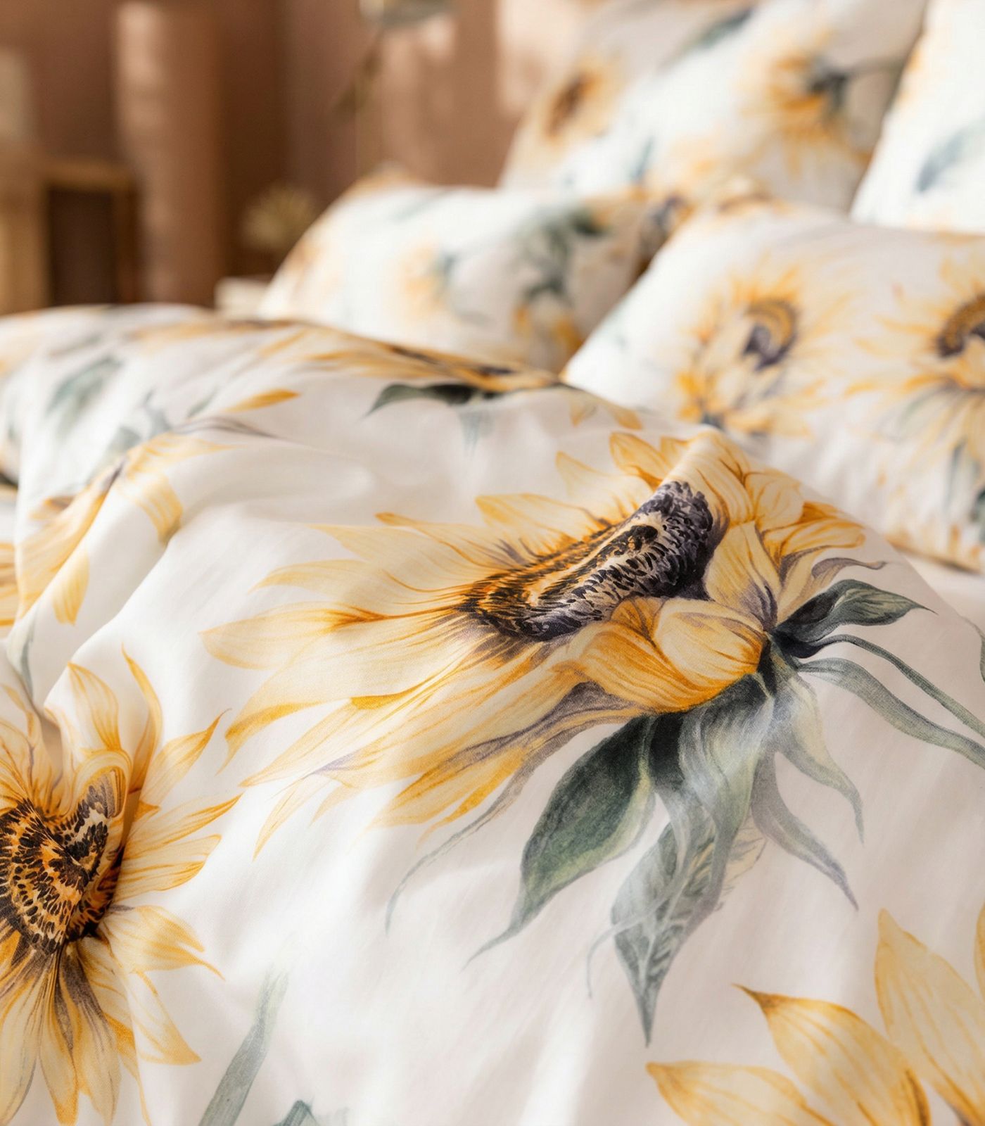 TENCEL™ Lyocell Bettwäsche Sandra mit großem Sonnenblumenmuster in Gelb- und Naturtönen als detailreiche Nahaufnahme
