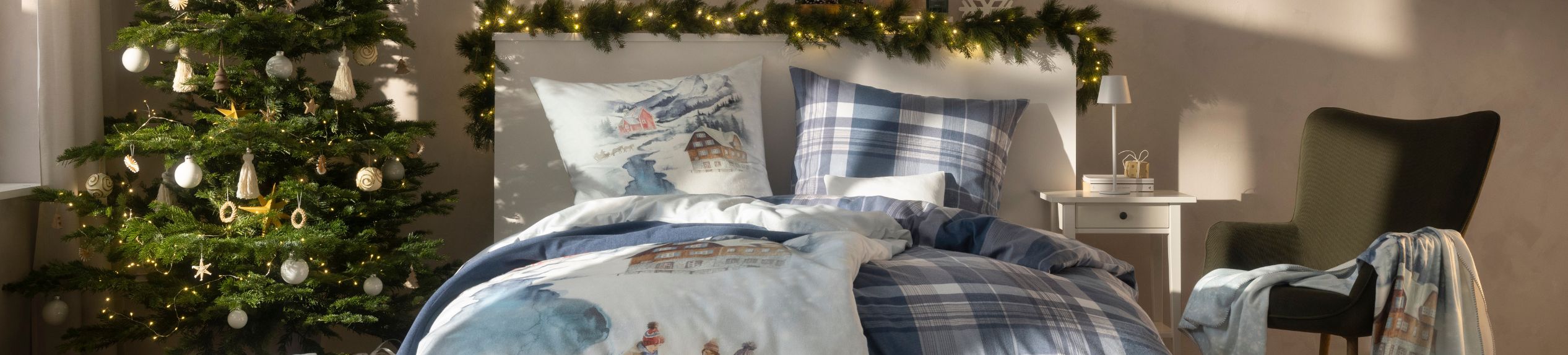 Weihnachten bei Estella: Weihnachtlich eingerichtetes Schlafzimmer mit Bettwäsche Mountain Lake und Bettwäsche Ambros in navy