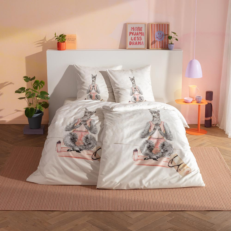 Bettwäsche Lamaste mit Lama auf Yogamatte in Grau und Rosa auf weißem Grund auf Bett im Schlafzimmer
