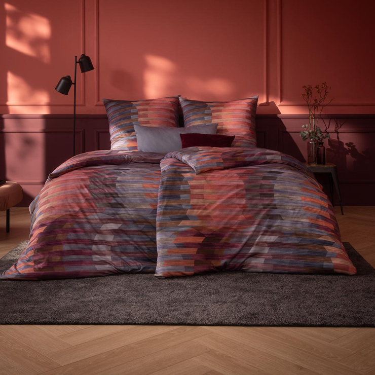Bettwäsche Auri mit grafischem Mosaikmuster in der Farbe abendrot (tiefer Rotton)